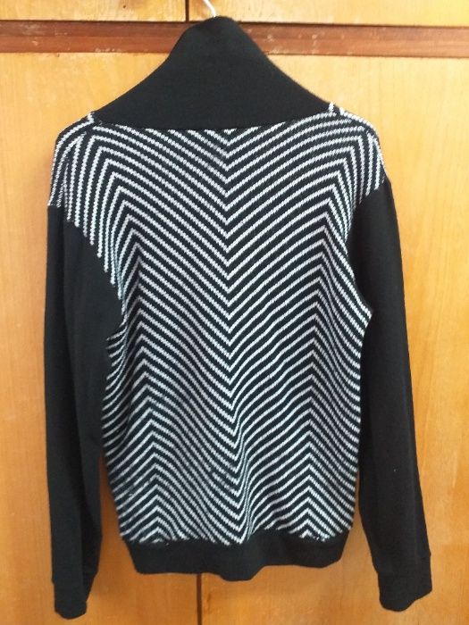 Продава мъжки пуловери на много изгодни цени