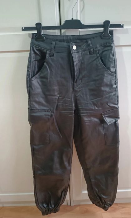 Pantaloni cargo imitație de piele
