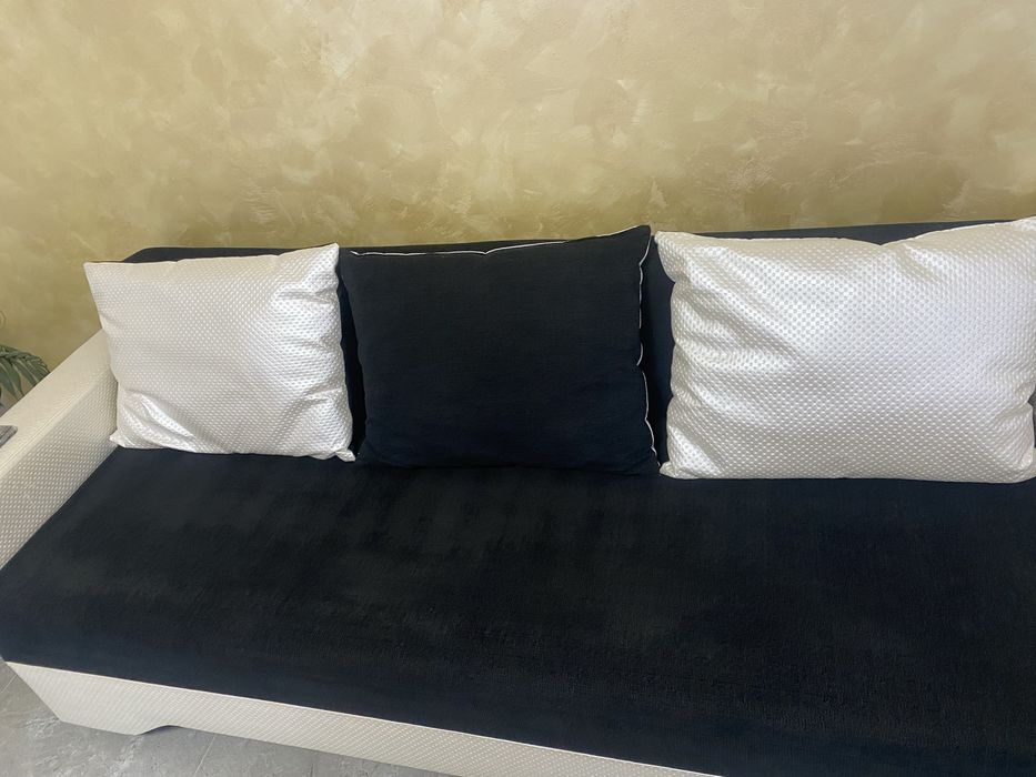 Canapea pe colț, Alb-Negru