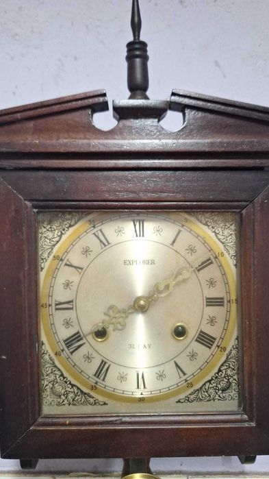 Ceas mecanic de perete cu pendul.