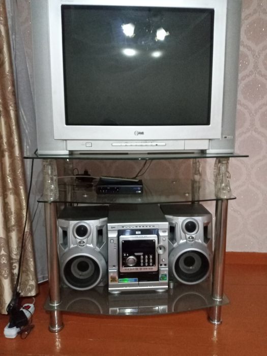 Музыкальной центр и теливизор