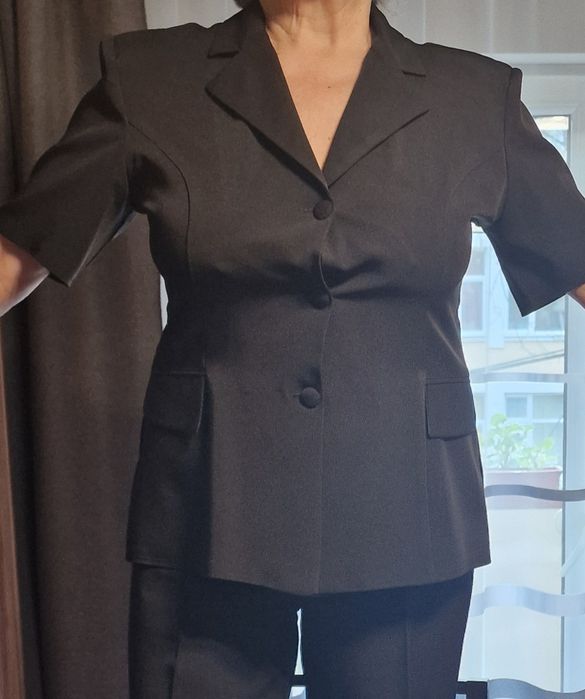 Costum negru cu pantaloni paraleri