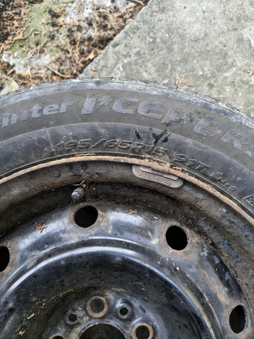 Vând 4 jante de otel cu cauciucuri de iarna pe R15