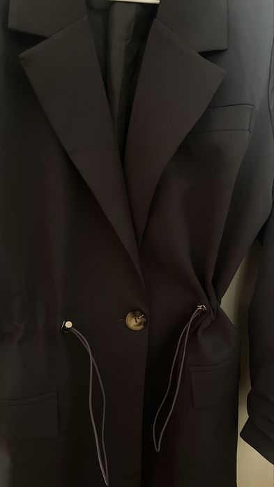 Пиджак серого цвета.