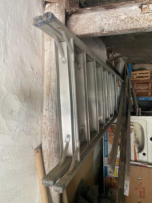 Продается 2.5 метровая стремянка лестница алюминиевая-отлично качестве