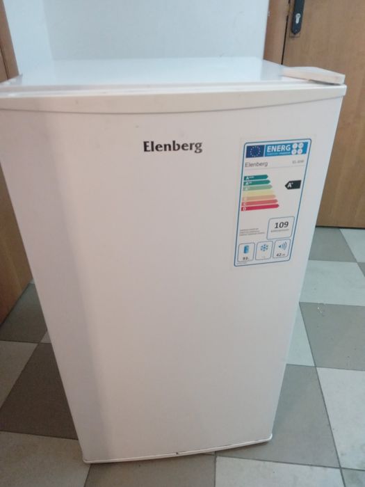 Продам маленький холодильник офисный