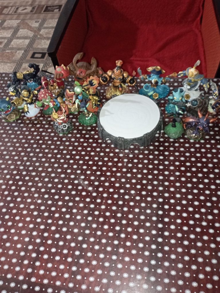 Figurine skylander și portal