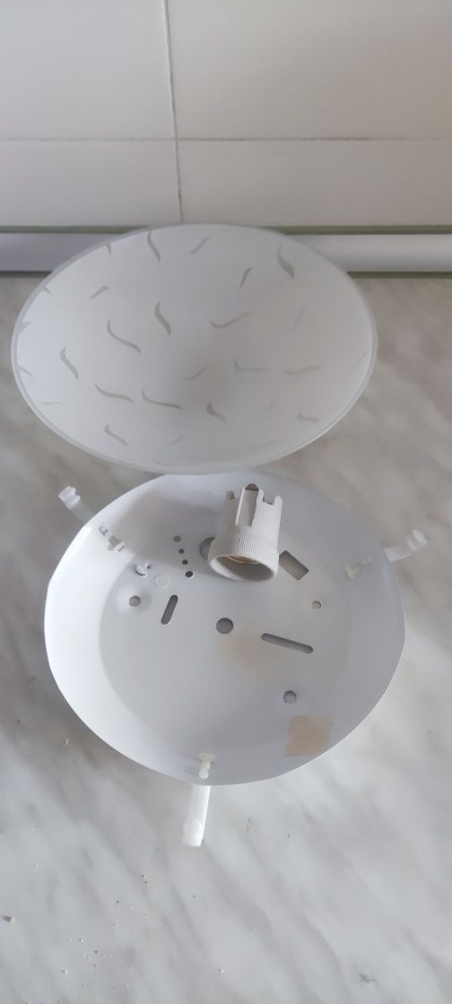 Plafoniere cu soclu de ceramica, capace de sticla, soclu E27