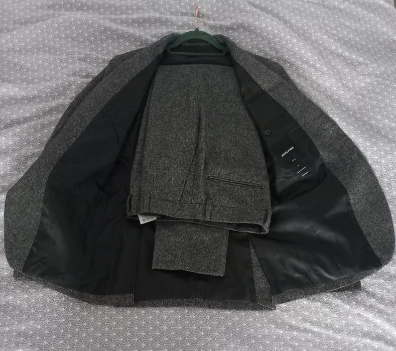 Costum jack&jones mărimea 48 perfect pentru un s