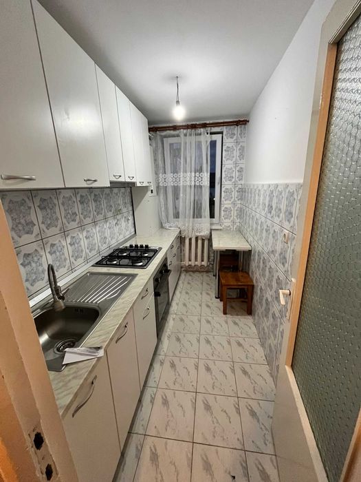 Inchiriez Apartament 3 camere zona centrala, in vecinatate banca BCR