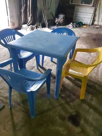 Пластиковые стулья и стол