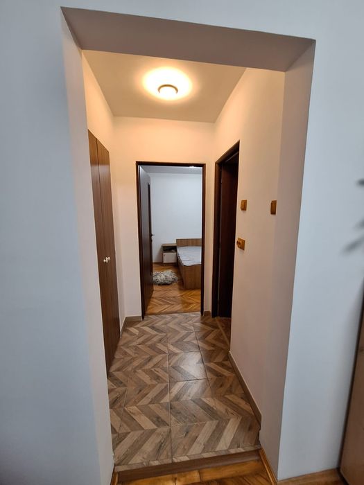 Închiriez apartament cu 2 camere