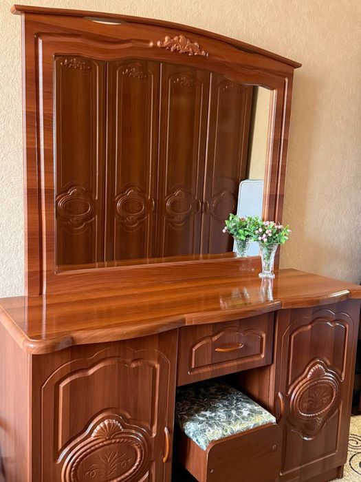 Трюмо с пуфиком