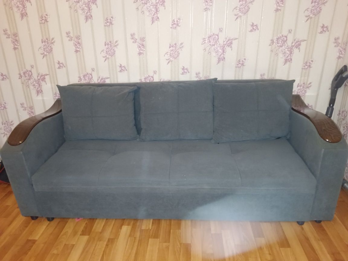 Продам диван в отличном состоянии. Самовывоз. Аксу. Торг
