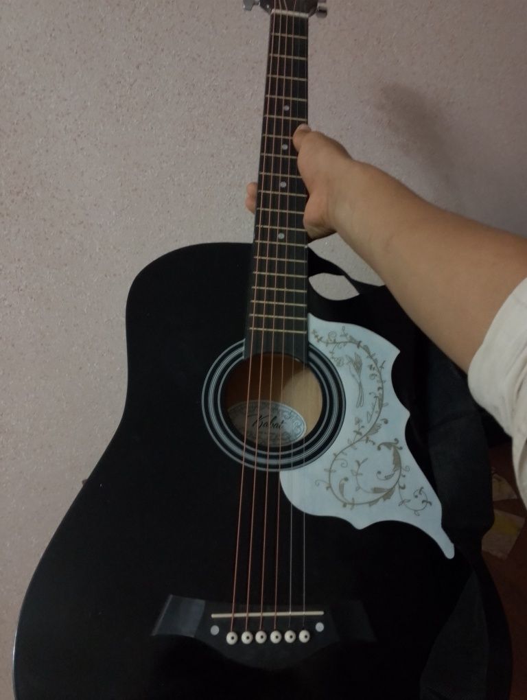 Akustik gitara sotiladi