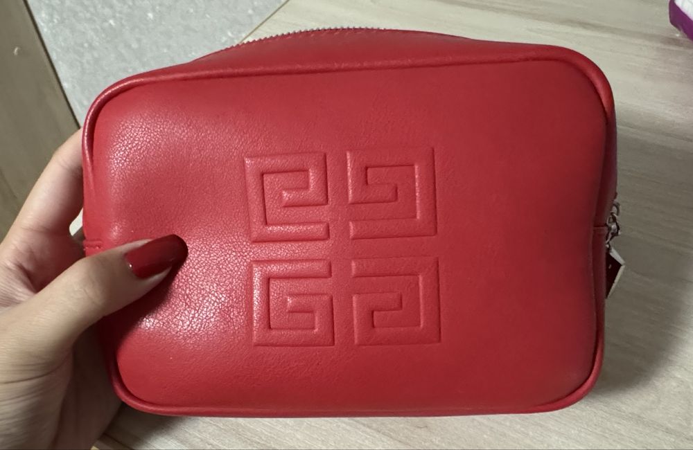 Продам косметичку живанши