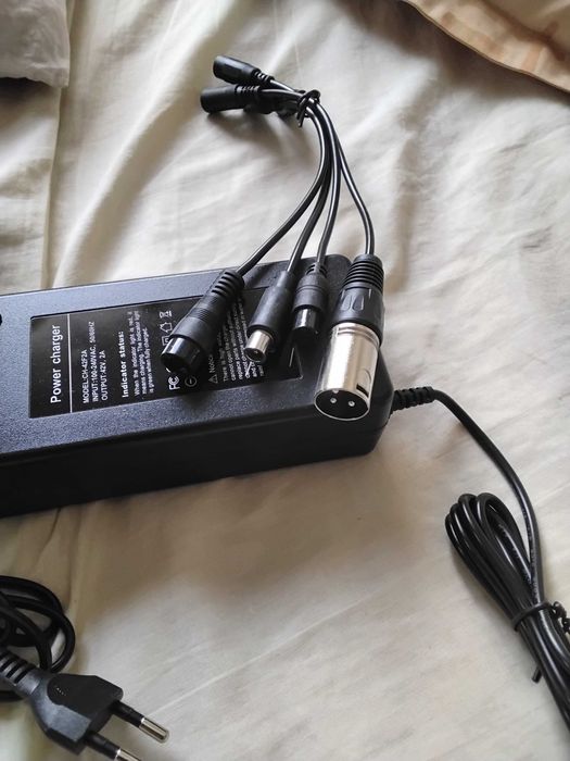 Incarcator multifunctional Lithium-Ion,cu 6 interfete,42V 2A,58.8W,nou