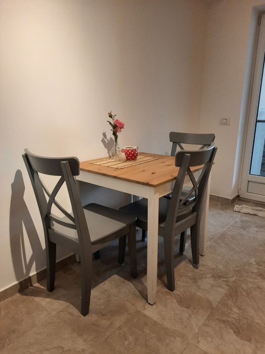 Masa de bucatarie cu 3 scaune lemn masiv