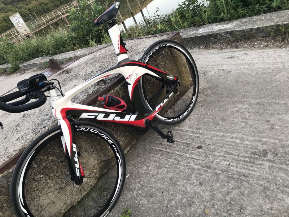 Карбонов шосеен велосипед Fuji