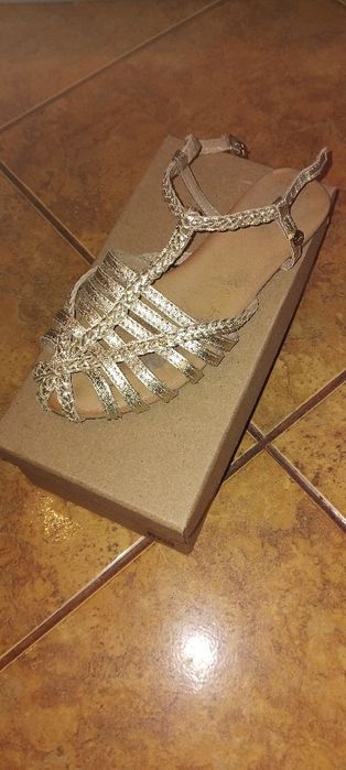 Vând sandale împletite 36