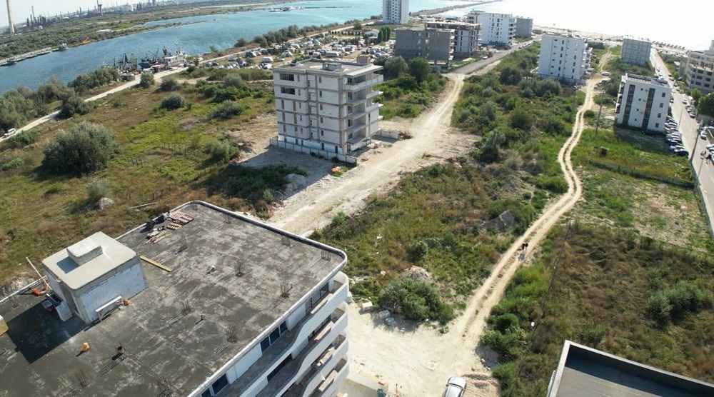 Vand sau Schimb Teren Mamaia nord cu apartament