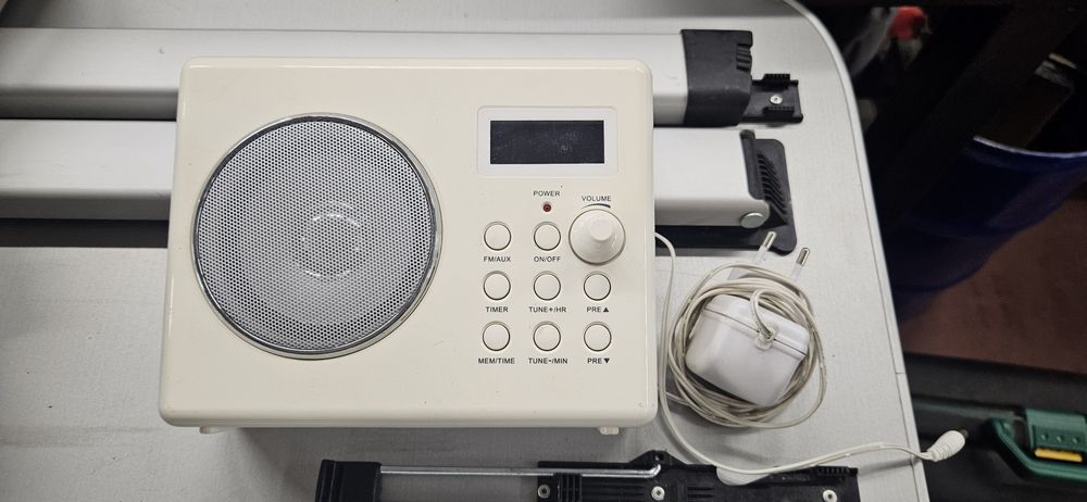 Radio + aux in + ceas