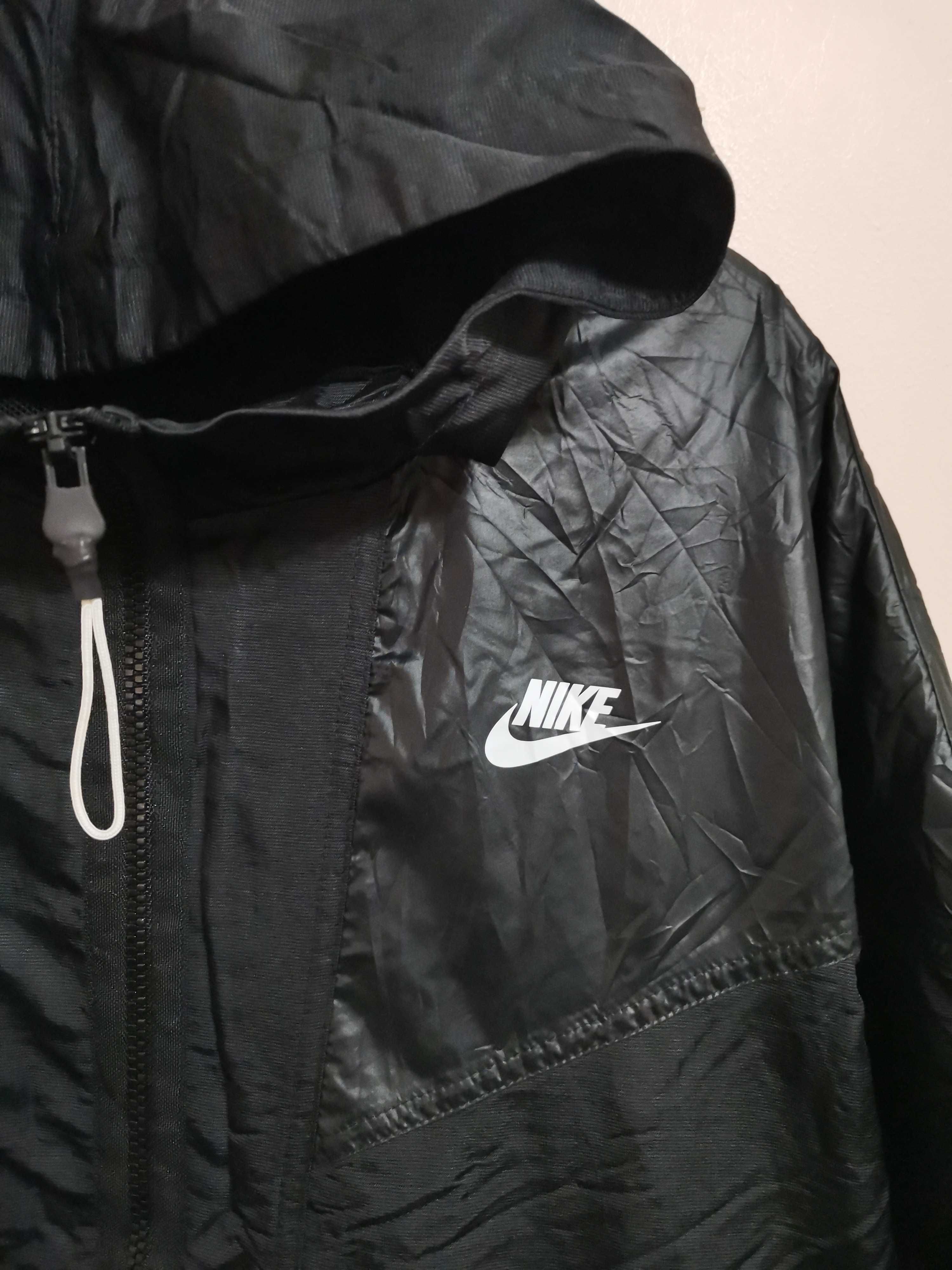 Nike NSW WINDRUNNER Cargo Rebel Jacket IN Black.