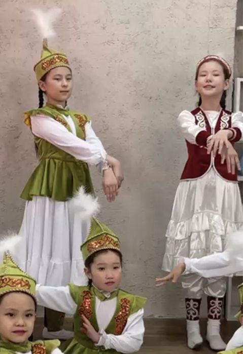 Казахский зеленый костюм на 7-8лет.