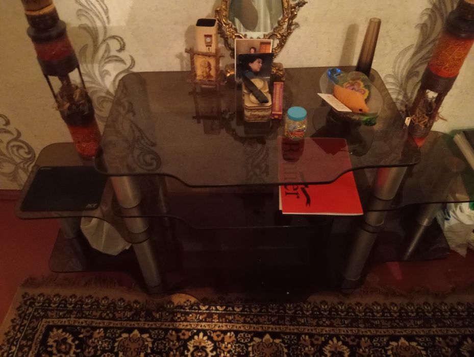Стеклянная подставка под телевизор
