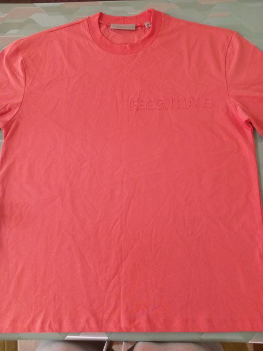 Продавам T-shirt Essentials coral red