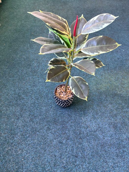 Flori artificiale în ghivece