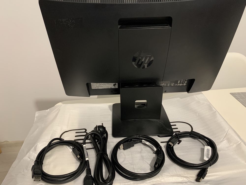 Monitor HP 22” + 3 tipuri de cabluri