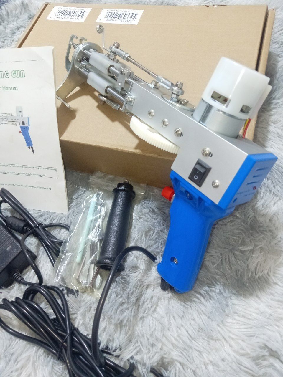 Tafting to‘plami: tufting gun, kontur kesish mashinkasi, mato, pichoq