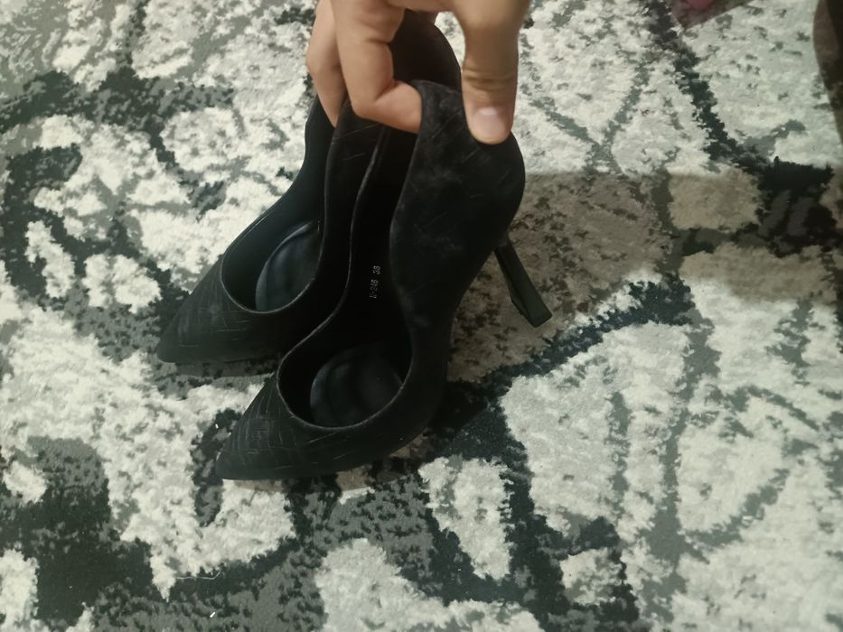 Yangi poshnali oyoq kiyimlar