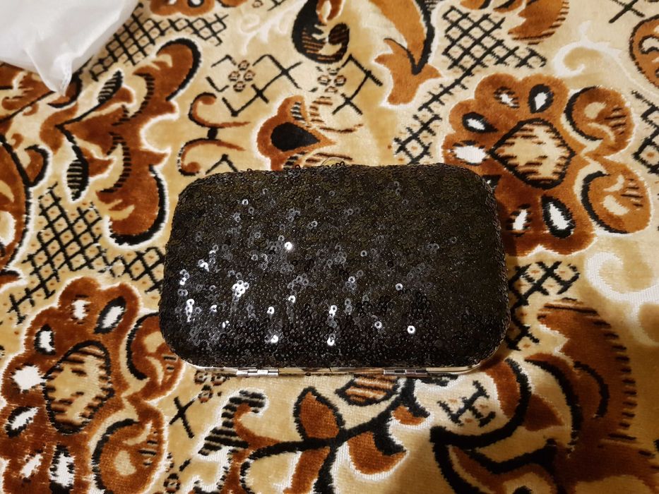 Черна блестяща чанта