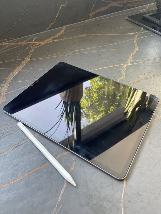 iPad Pro 12.9 (2021) + Apple Pencil + Case