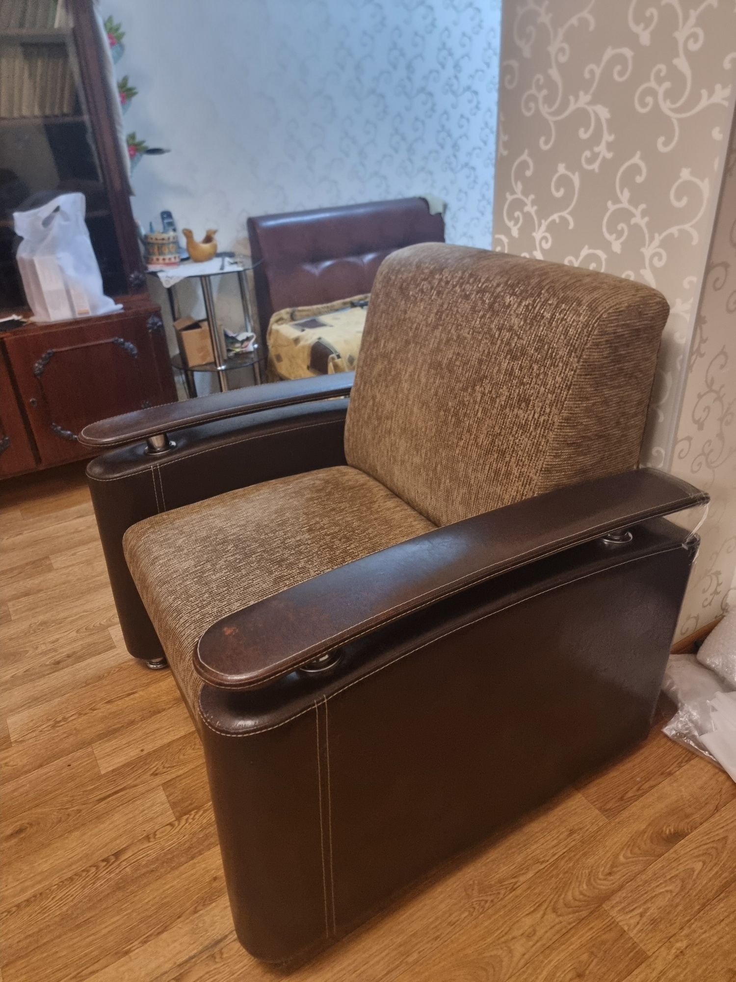 Кресло -кравать и диван продам