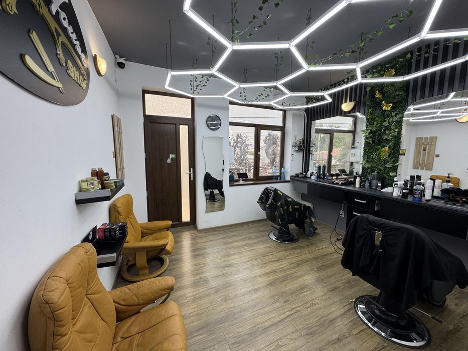 Vand salon /frizerie  la cheie