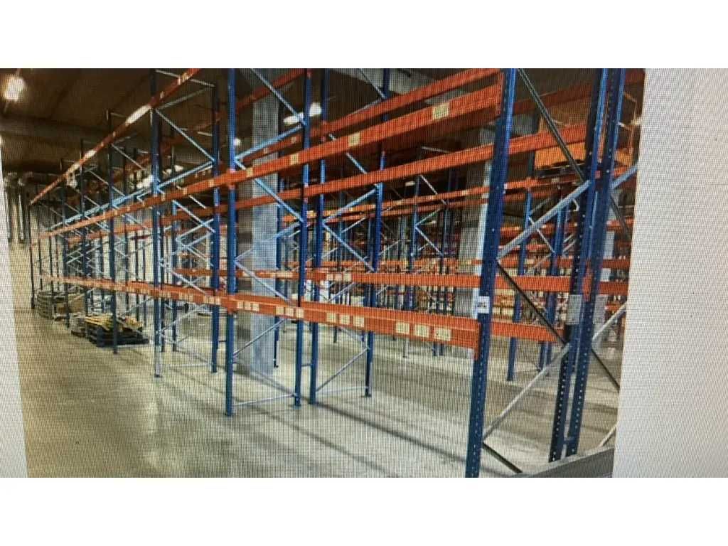 Палетни стелажи, височина 5 м, дължина 27 м, три нива, 2250кг товар