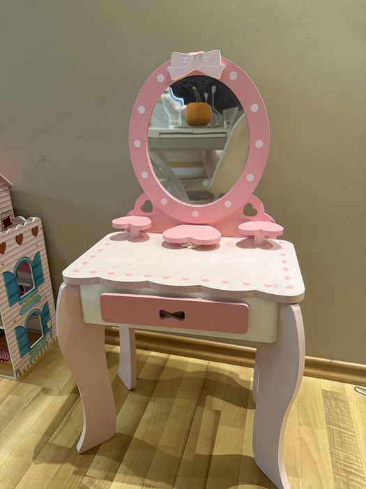 Детска масивна дървена тоалетка