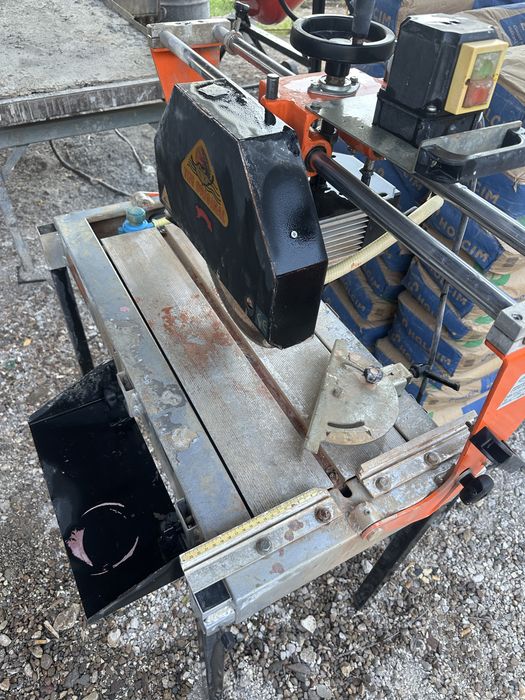 Vand masina taiat pe apa