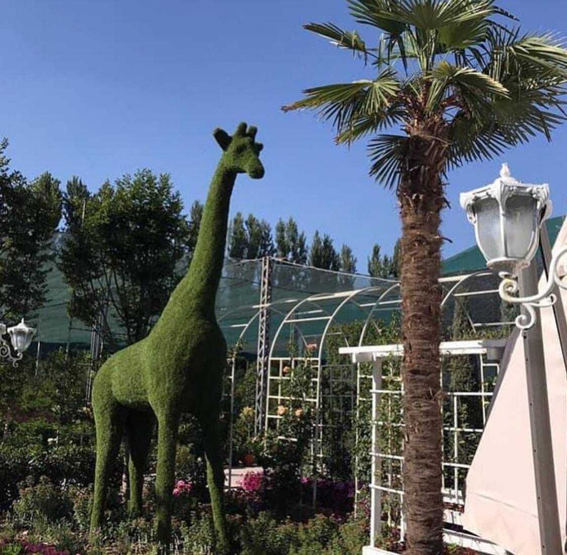 декоративный жираф из газона