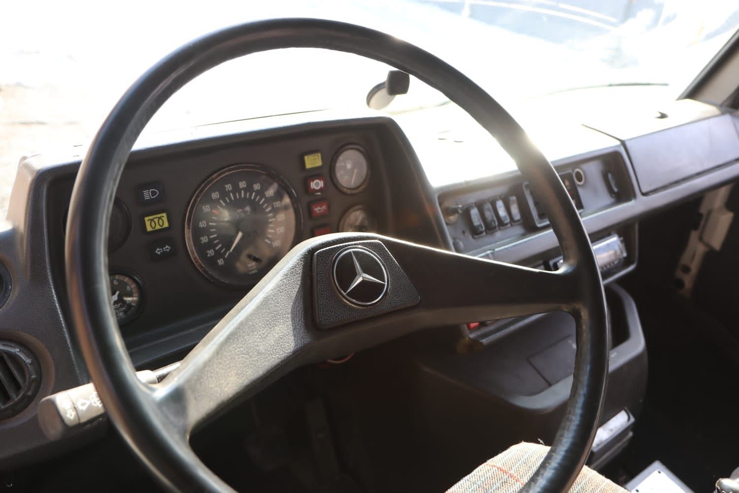 Продам Mercedes-Benz 210 D