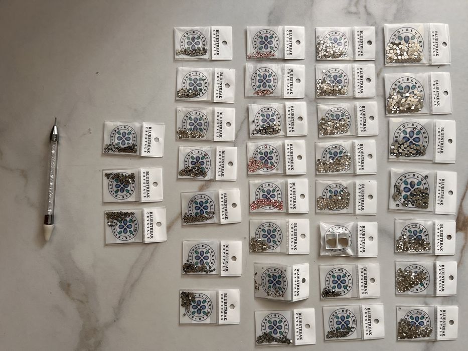 Vand 2202 buc cristale Svarowski pentru decorat obiecte: cani, pixuri