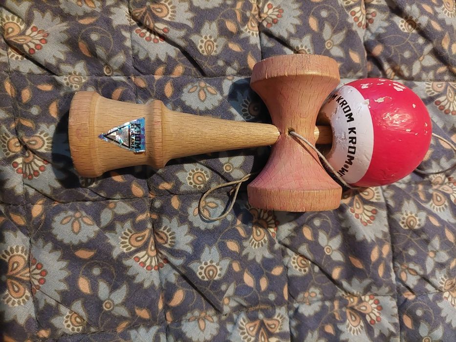 Kendama Krom POP Roșie