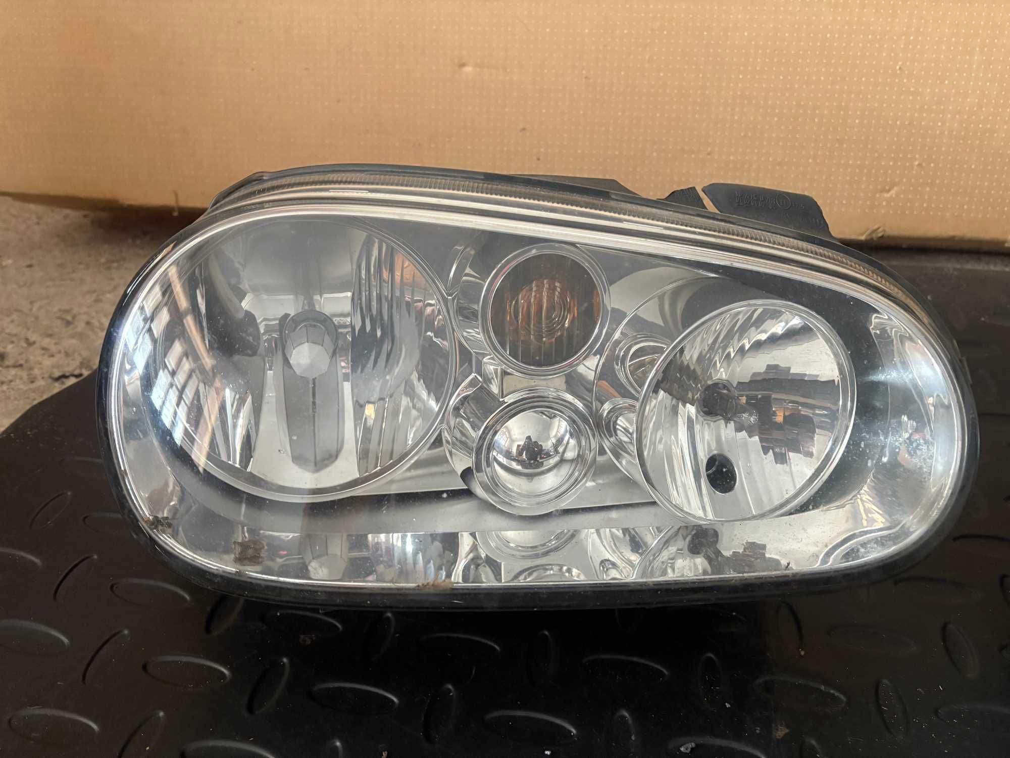 Ляв и десен фар за Голф 4 / VW Golf IV ! Оригинални HELLA