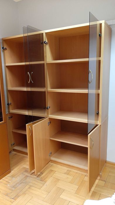 ШКАФ с витрини, продавам - г. София