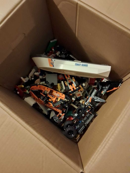 LEGO - 35 kg piese diverse cu peste 30 carti de instructiunile