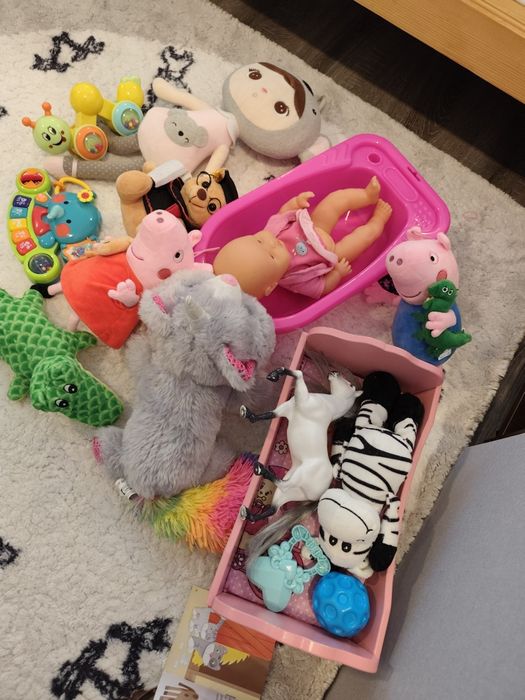 Lot jucării pentru bebeluși - pluşuri, zornăitori, figurine, cărticele