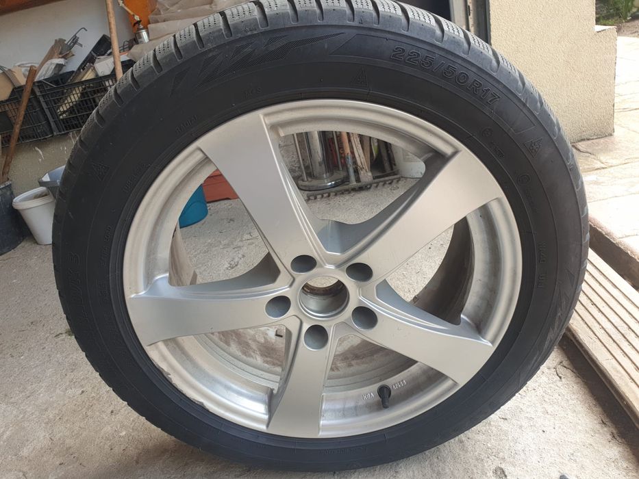 Vand 4 cauciucuri cu genti